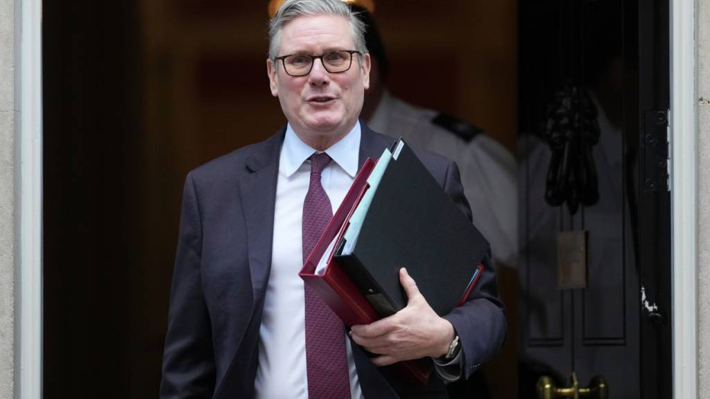 Der britische Premierminister Keir Starmer verlässt die Downing Street 10, um zu den wöchentlichen Fragen des Premierministers ins Unterhaus zu gehen. Foto: Alastair Grant/AP