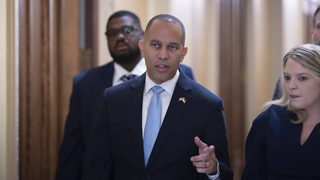 Der oberste Demokrat im US-Repräsentantenhaus, Hakeem Jeffries, hat den Republikanern vorgeworfen, das Land durch einen parteiinternen «Bürgerkrieg» zu sabotieren. Foto: J. Scott Applewhite/AP/dpa
