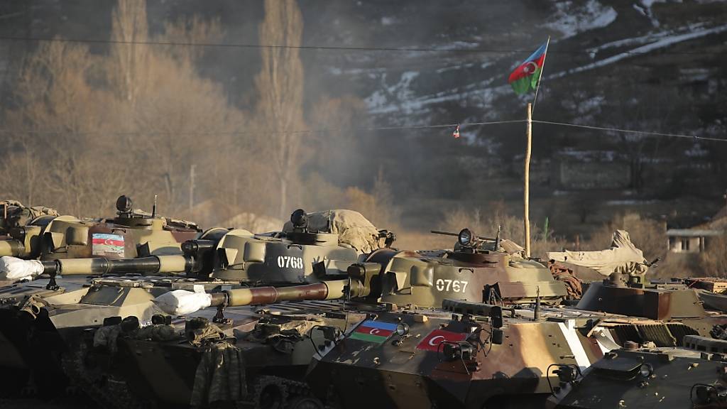 ARCHIV - Geparkte aserbaidschanische Panzer stehen nebeneinander, nachdem eine Region in Berg-Karabach in aserbaidschanische Kontrolle übergeben wurde. Foto: Emrah Gurel/AP/dpa
