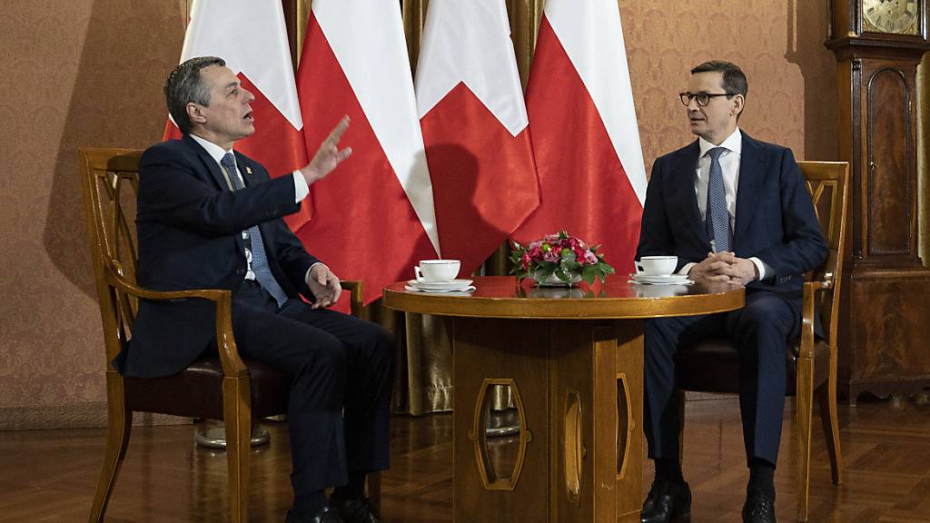 Bundespräsident und Aussenminister Ignazio Cassis (links) hat sich am Montag in Warschau mit dem polnischen Ministerpräsidenten Mateusz Morawiecki über die humanitäre Hilfe für die Ukraine ausgetauscht.