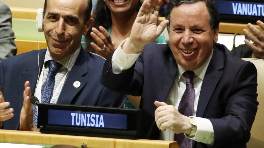 Auch der tunesische Aussenminister Khemaies Jhinaoui (r) zeigte sich erfreut darüber, dass die Uno-Vollversammlung sein Land für zwei Jahre in den Sicherheitsrat wählte