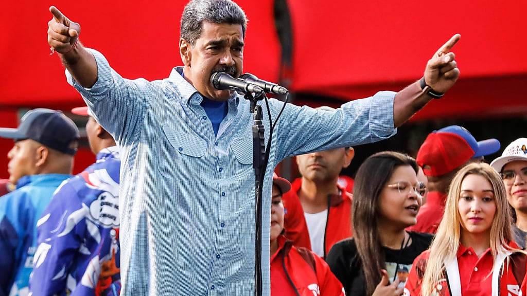 Präsident Nicolas Maduro spricht während seiner abschließenden Wahlkampfkundgebung. Foto: Jeampier Arguinzones/dpa