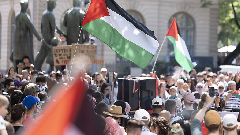 Menschen demonstrierten am Samstag in Zürich auf dem Helvetiaplatz unter dem Motto «Stopp den Genozid und die laufende Palästinensische Nakba».