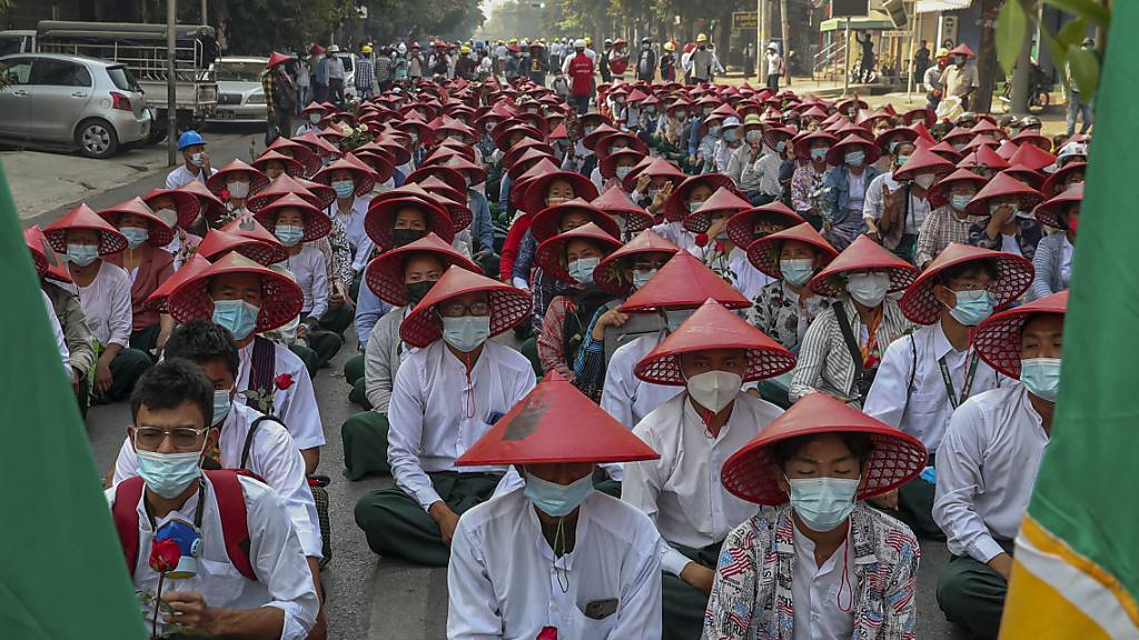 Lehrer, in ihren Uniformen und traditionellen Myanmar-Hüten, nehmen an einer Demonstration gegen den Militärputsch teil. Mit diesen traditionellen Hüten protestierten Lehrerinnen und Lehrer. (Archivbild)