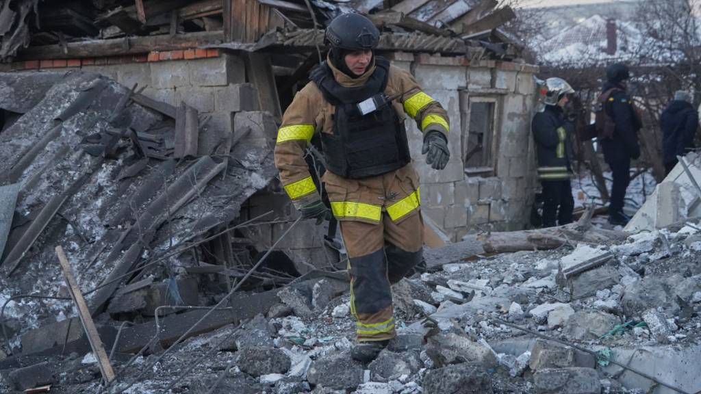 dpatopbilder - Ein Einsatzleiter inspiziert den Ort eines russischen Luftangriffs in Charkiw. Foto: Andrii Marienko/AP/dpa