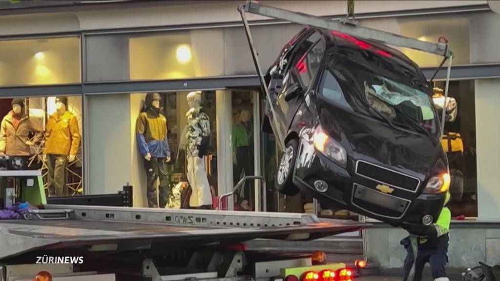 Auto landet nach Unfall auf dem Dach