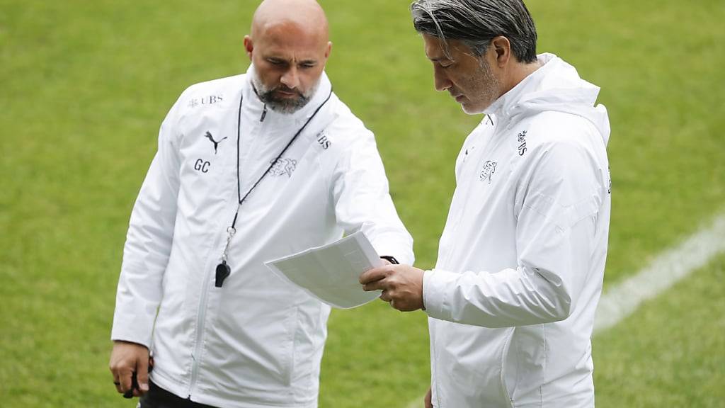 Die Trainer Murat Yakin und Giorgio Contini mit den letzten Besprechungen vor dem EM-Viertelfinal gegen England