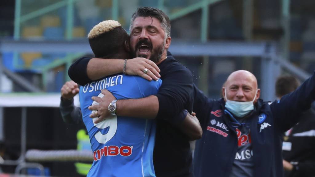 Napoli-Trainer Gennaro Gattuso und Stürmer Victor Osimhen feiern den Sieg gegen Atalanta Bergamo