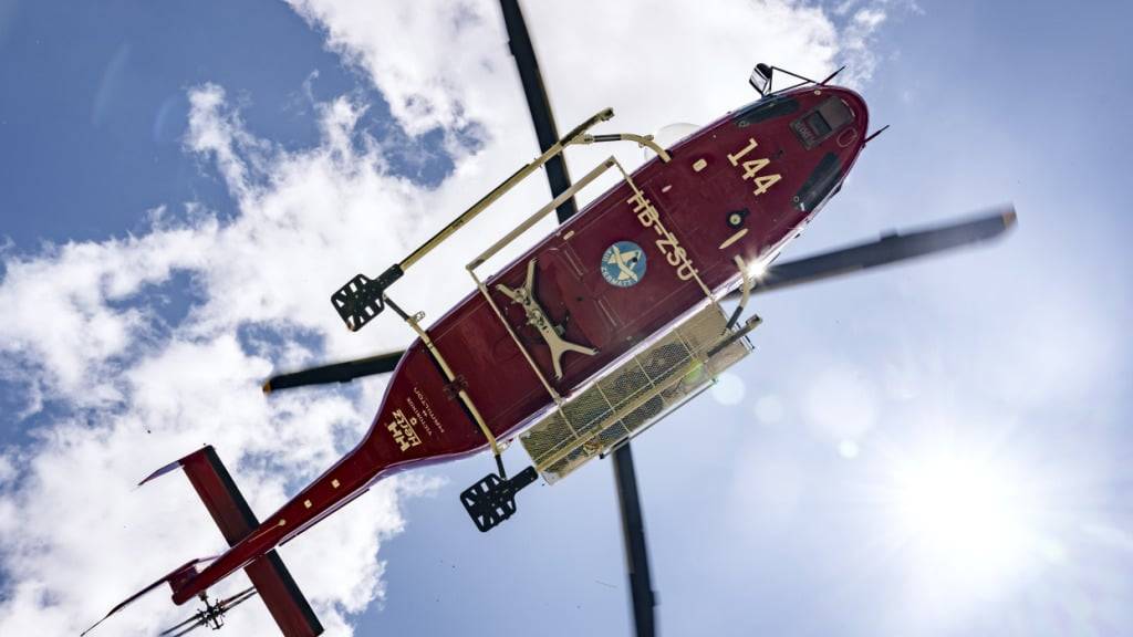 Ein Helikopter der Air Zermatt brachte den verletzten Bergsteiger ins Spital von Sitten. (Archivbild)