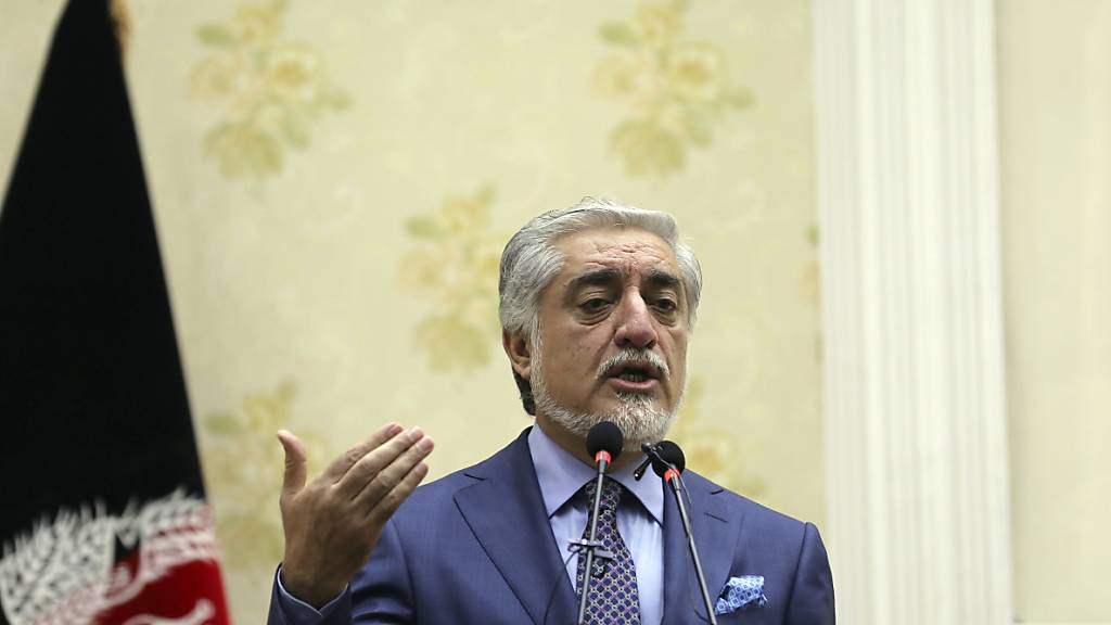 Abdullah Abdullah, Vorsitzender des Nationalen Rats für Versöhnung in Afghanistan und Delegationsleiter der afghanischen Regierung, spricht bei einer Pressekonferenz. Foto: Rahmat Gul/AP/dpa