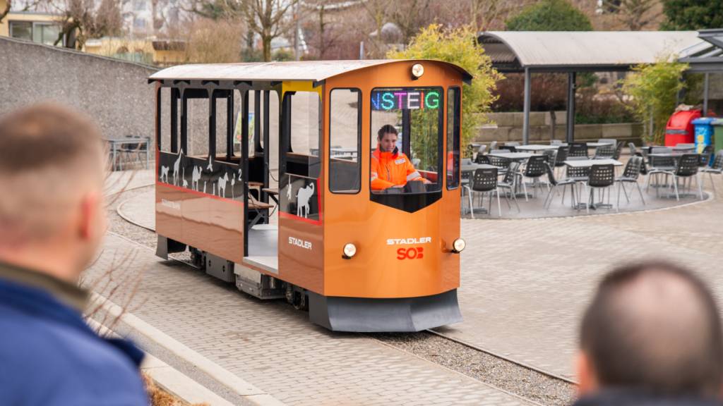 Das neue Zootram im Rapperswiler Kinderzoo bauten Lehrlinge des Zugherstellers Stadler.