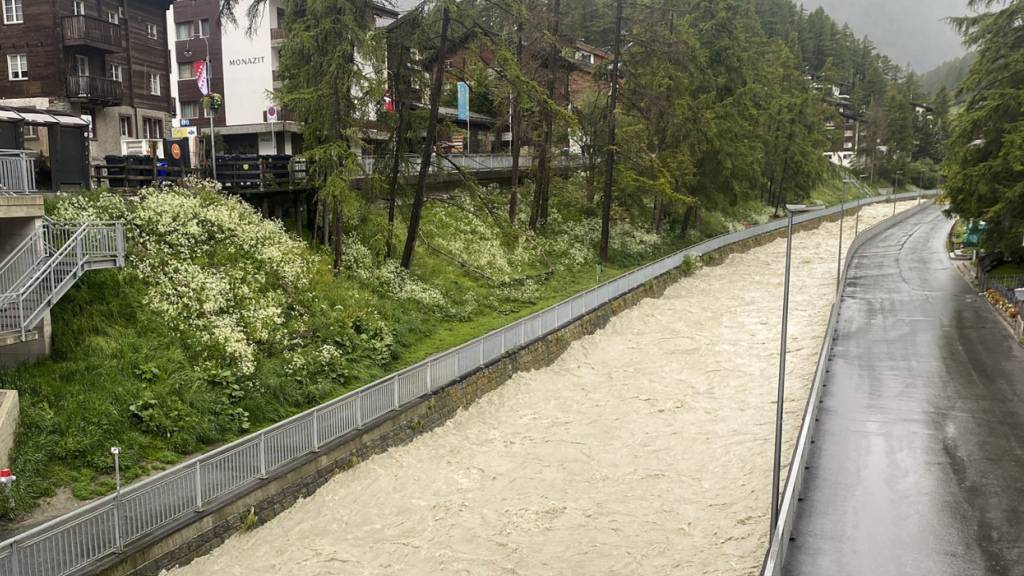 Die Vispa trat am Freitag über die Ufer, was zu Schäden an der Bahnlinie zwischen Visp und Zermatt führte. (Archivbild)