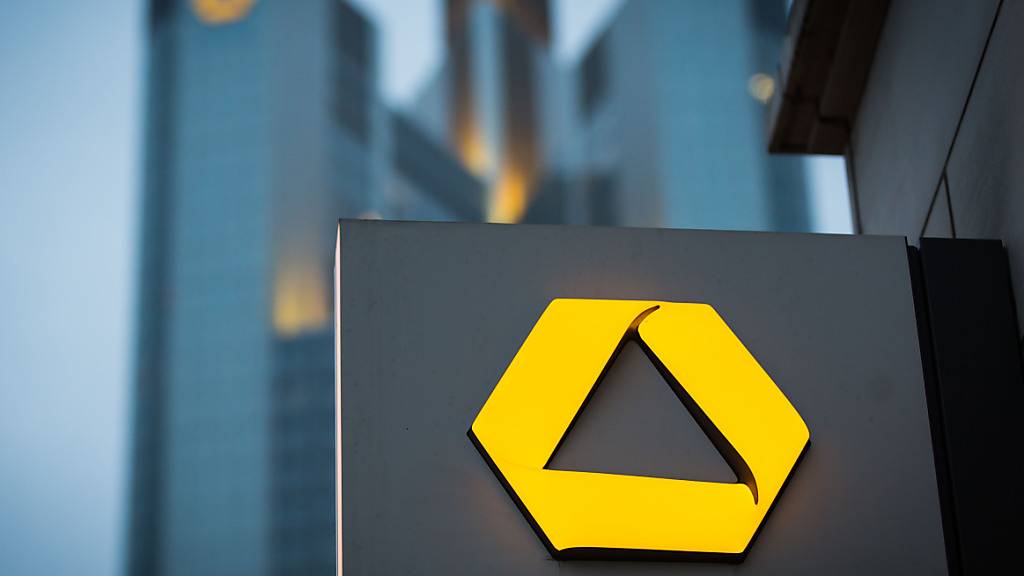 Die gestiegenen Zinsen haben die Commerzbank eine neuerliche Belastung durch die Schweizer-Franken-Kredite in Polen im zweiten Quartal verkraften lassen. Unter dem Strich steigerte das Institut den Gewinn um ein Fünftel auf 565 Millionen Euro. (Archivbild)