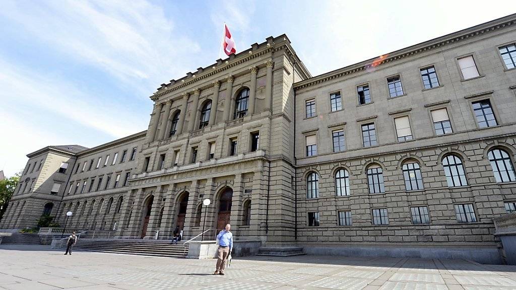 An der ETH dürften Studentinnen und Studenten aus dem Ausland künftig mehr zahlen müssen. Im Bild das Hauptgebäude der ETH Zürich (Archiv).