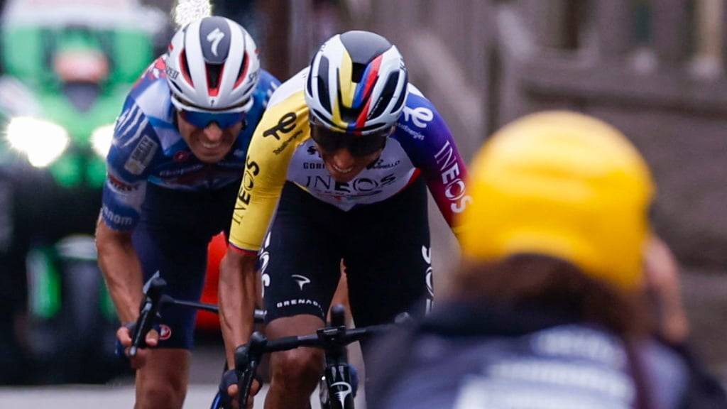 Vorgezogene Ziellinie: Egan Bernal setzt sich im Sprint gegen Mikel Landa durch