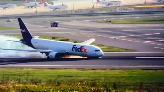 Erneuter Boeing-Unfall: Flugzeug landet in Istanbul auf dem Rumpf