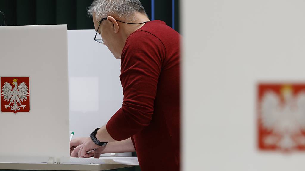 dpatopbilder - Bei der Parlamentswahl in Polen zeichnet sich eine rege Beteiligung ab. Foto: Michal Dyjuk/AP