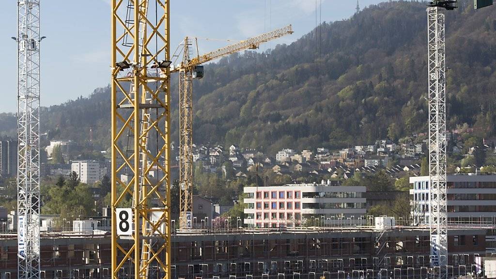 Seit 2013 wird Bauen in der Schweiz tendenziell wieder günstiger. (Archiv)