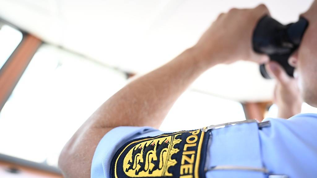 ARCHIV - Ein Mitarbeiter der Wasserschutzpolizei. Foto: Felix Kästle/dpa