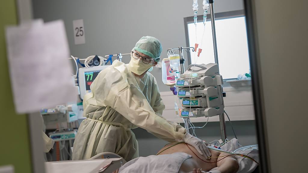Ein Arzt in der Intensivstation des Regionalspitals La Carità in Locarno TI kümmert sich im April 2020 um einen Corona-Patienten. (Archivbild)