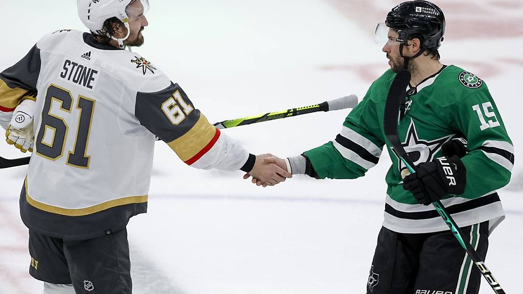 Mark Stone von den Vegas Golden Knights muss Dallas-Spieler Craig Smith zum Einzug in die nächste Playoff-Runde gratulieren