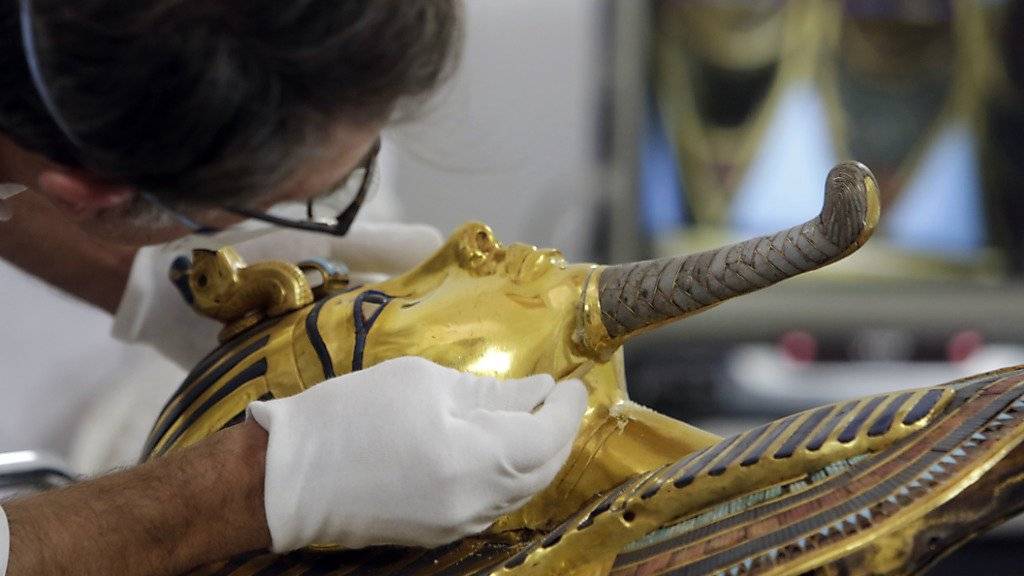 Experte Christian Eckmann bei den Restaurierungsarbeiten an der beschädigten und hastig zusammengeklebten Goldmaske des Tutanchamun (Archiv).