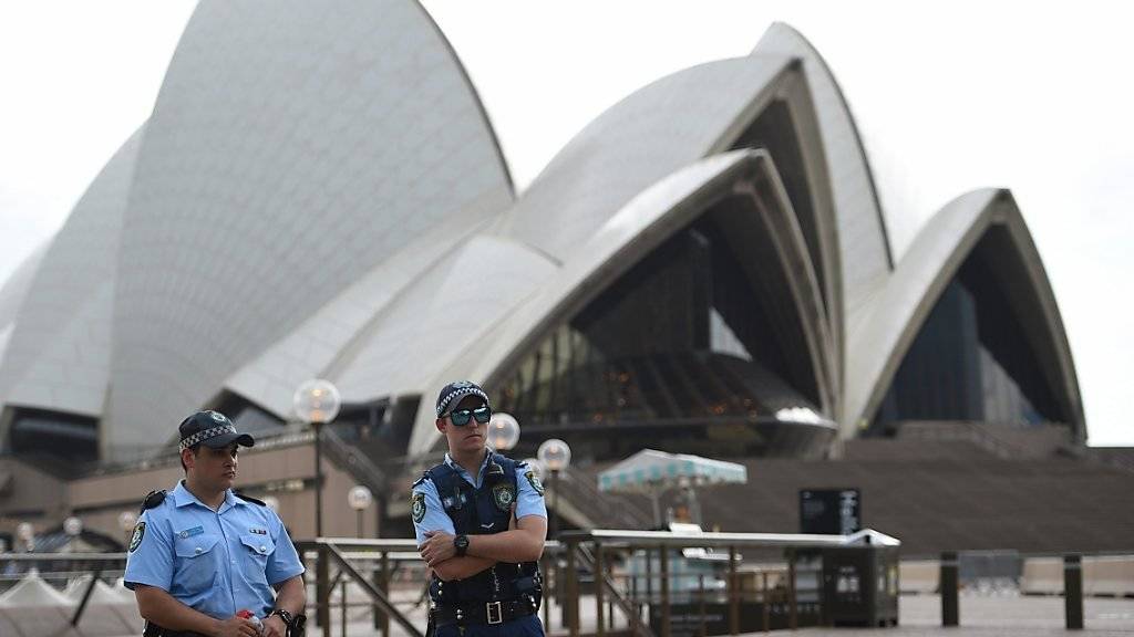 Zwei Sicherheitsleute vor dem Opernhaus von Sydney