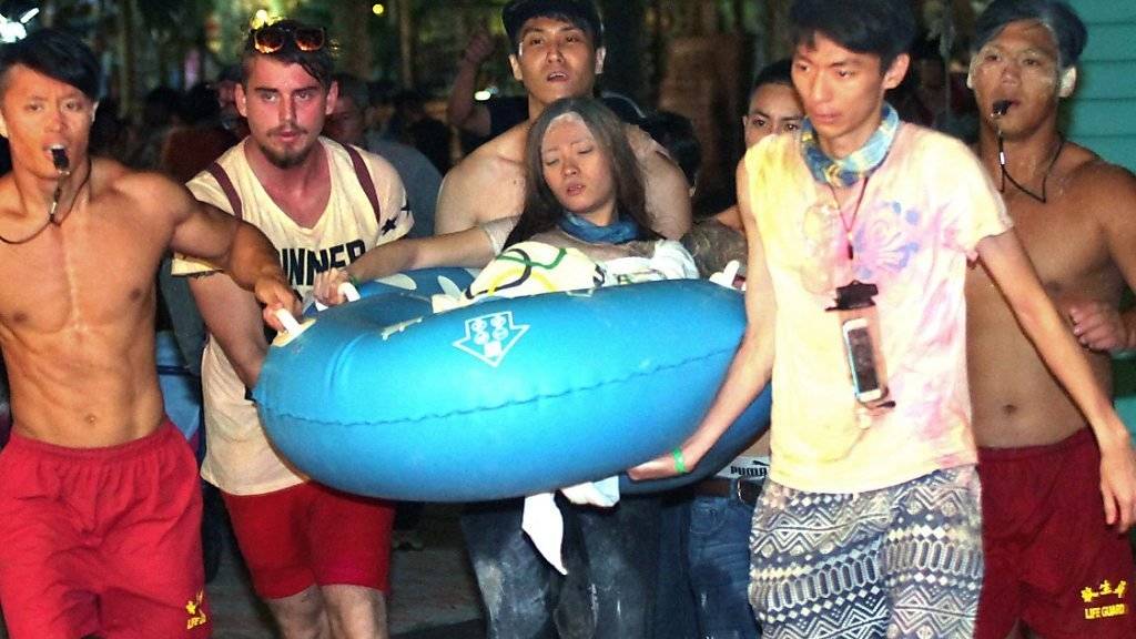 Hilfe für eine Verletzte nach der Explosion in einem Freizeitpark in Taiwan - für den Veranstaltungsmanager bedeutet das Unglück eine Haftstrafe von fast fünf Jahren. (Archivbild)