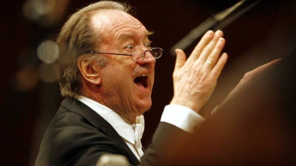 Am 86. Geburtstag verkündet er sein Karriere-Ende: Dirigent Nikolaus Harnoncourt (hier am Lucerne Festival 2008) zieht sich auf Grund körperlicher Beschwerden von seinem Pult zurück.