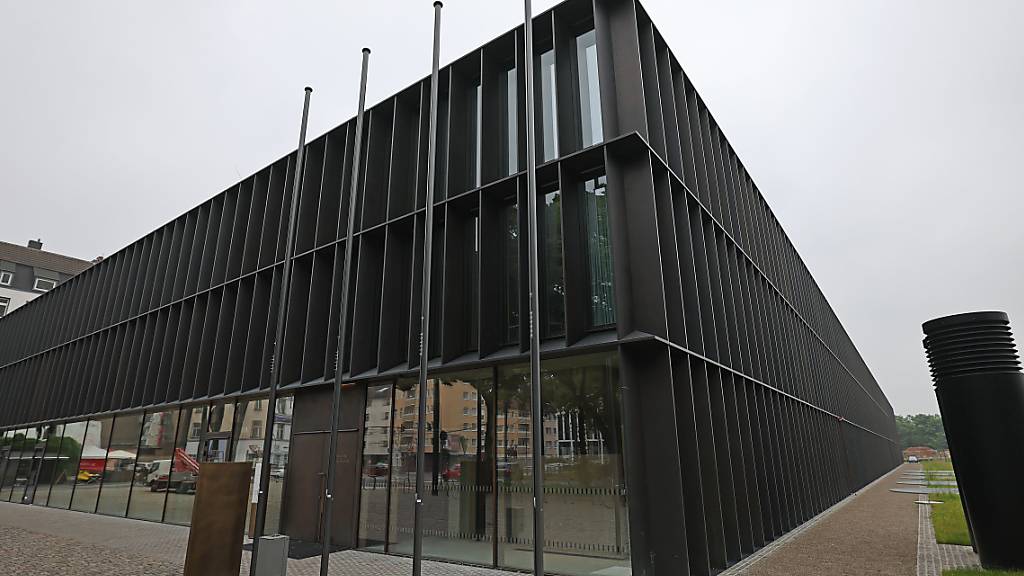 Der Neubau des Historischen Archivs von Köln wurde heute eingeweiht. Das alte Stadtarchiv war 2009 eingestürzt. Foto: Oliver Berg/dpa