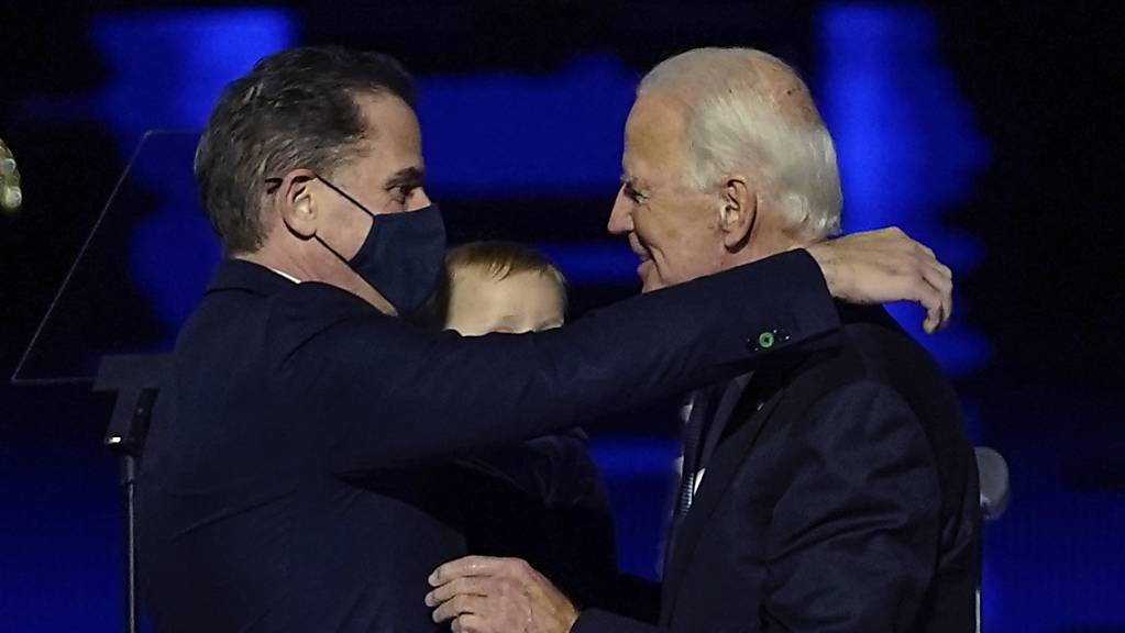 ARCHIV - Joe Biden (r) umarmt nach einer Ansprache im November seinen Sohn Hunter auf der Bühne. Foto: Andrew Harnik/AP/dpa