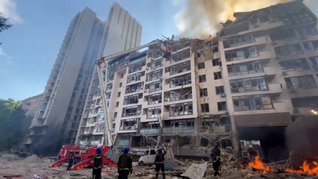 Explosionen in Kiew: Russische Raketen treffen Wohnhaus und Kindergarten