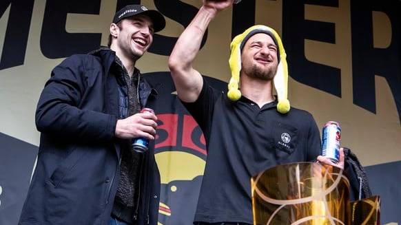 Alain Berger an der Meisterfeier im April 2019 mit Tristan Scherwey (rechts).