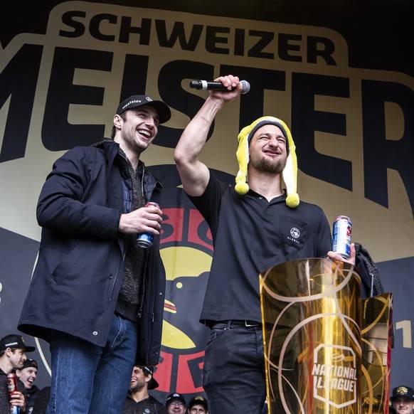 Alain Berger an der Meisterfeier im April 2019 mit Tristan Scherwey (rechts).