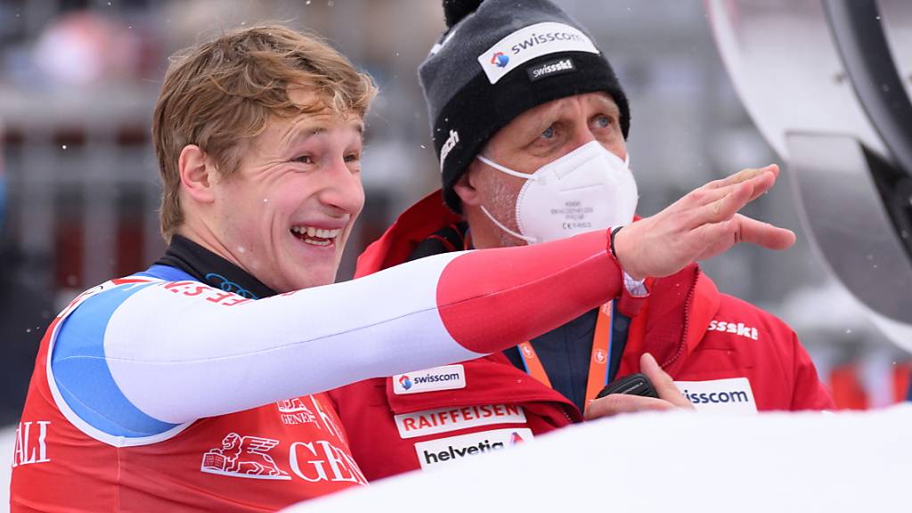 Marco Odermatt im Januar 2022 an der Seite von Kurt Kothbauer