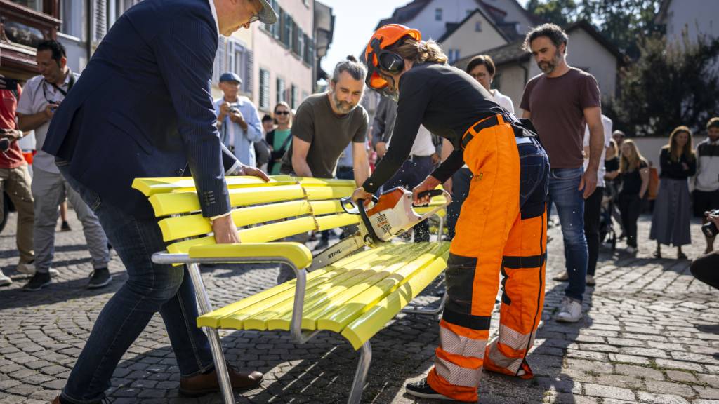 Der Stadtrat wünscht sich Schaffhausen als Schweizer Kulturhauptstadt 2030. Die Stadträte Daniel Preisig und Christine Thommen beteiligten sich, wie im Bild zu sehen ist, 2024 an einer Aktion der Konzeptkünstler Frank and Patrik Riklin. (Archivbild)