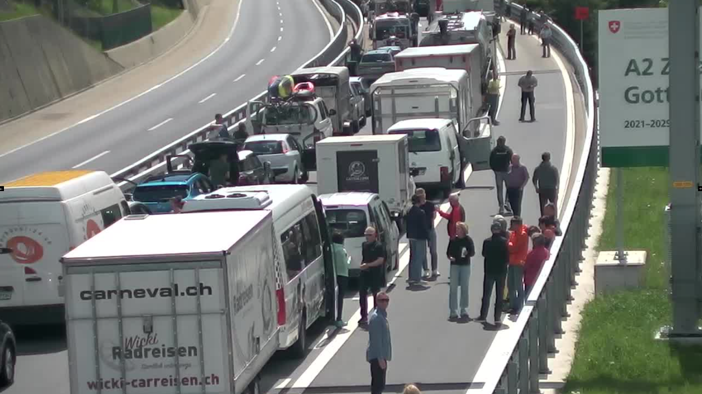 Stau Gotthard Leute chillen auf Strasse