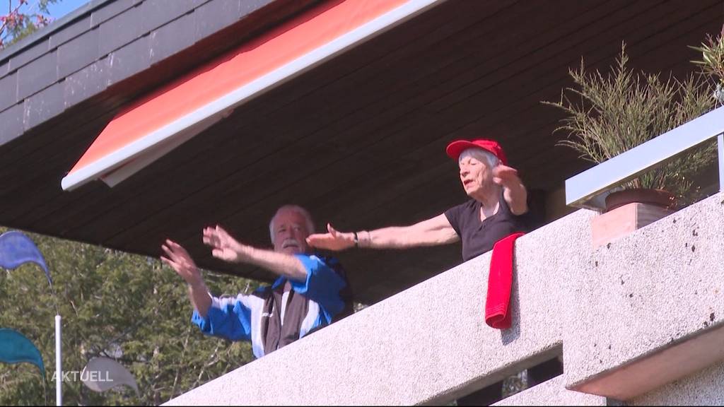 Senioren halten sich mit Turnübungen auf Balkon fit