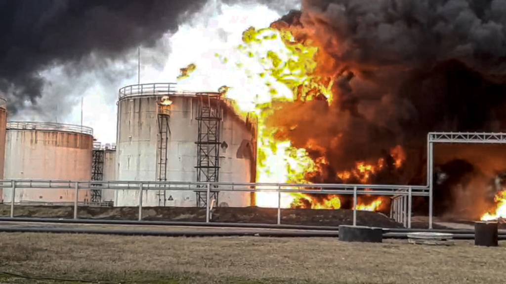 HANDOUT - Dieses vom Pressedienst des russischen Katastrophenschutzministeriums am Freitag, dem 1. April 2022, veröffentlichte Foto zeigt den Brandherd eines Öldepots. Foto: Uncredited/Russian Emergency Ministry Press Service/AP/dpa - ACHTUNG: Nur zur redaktionellen Verwendung und nur mit vollständiger Nennung des vorstehenden Credits