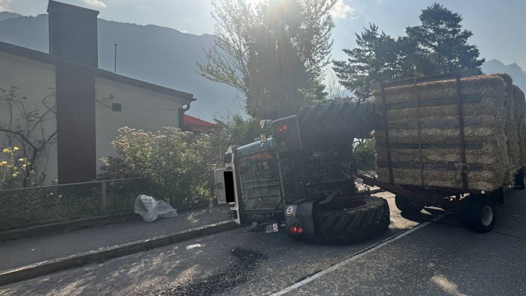 Traktor kippt in Seedorf UR bei Ausweichmanöver auf die Seite
