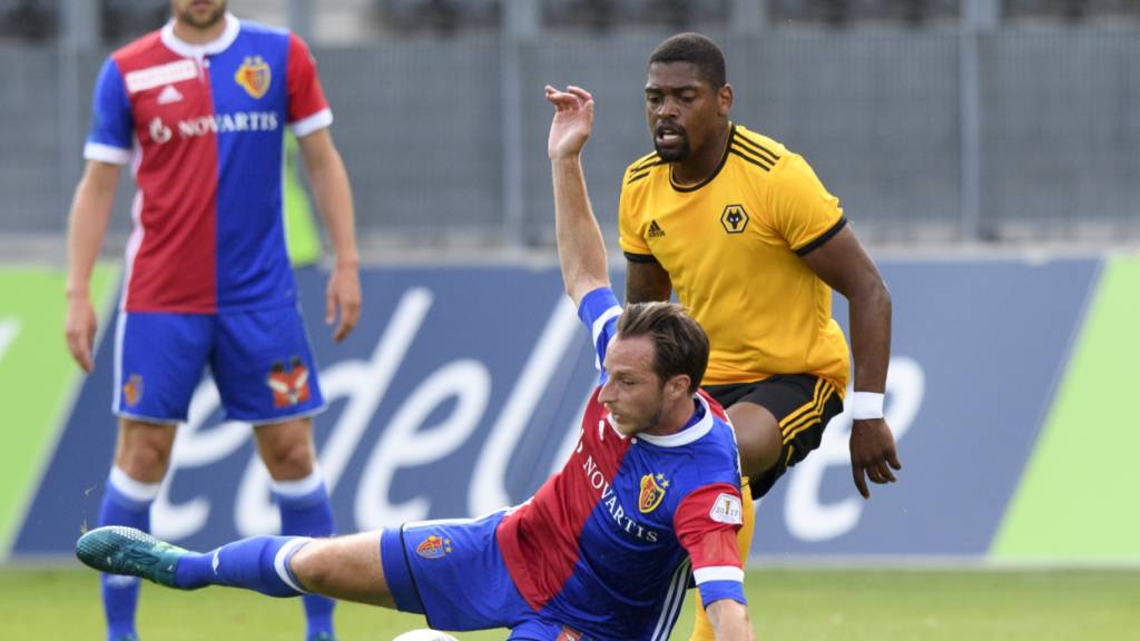 Ivan Cavaleiro (in Gelb), als er 2018 mit den Wolverhampton Wanderers beim Uhrencup in Biel gegen den FC Basel spielte