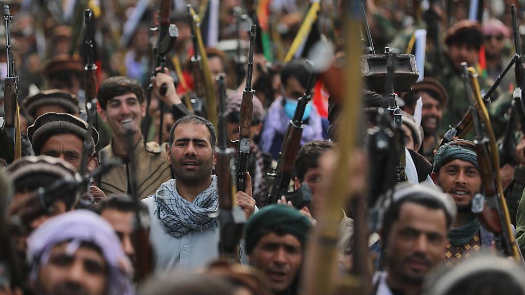 dpatopbilder - Nach den Offensiven der militant-islamistischen Taliban im Norden Afghanistans haben sich Zivilisten und Anhänger verschiedener politischer Parteien bewaffnet. Foto: Rahmat Gul/AP/dpa