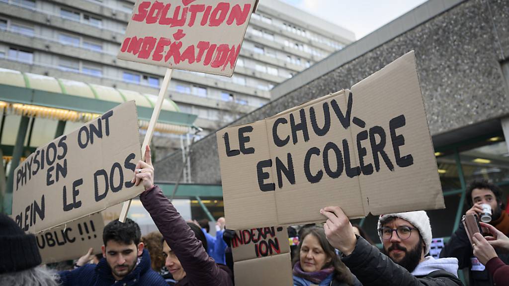 Angestellte des Lausanner Universitätsspitals Chuv und Gewerkschaftsvertreter protestieren vor dem Hauptgebäude für einen vollen Teuerungsausgleich.