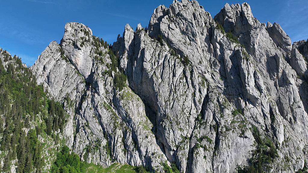 In den Gastlosen im Saanenland stürzte ein KIetterer eine Felswand hinunter und erlitt tödliche Verletzungen.