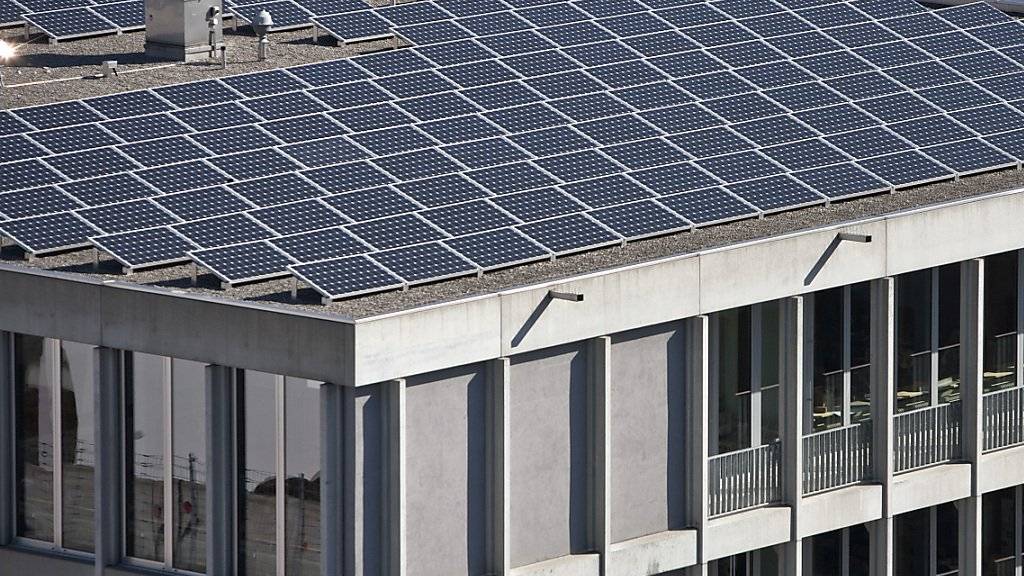 Auf www.sonnendach.ch können Hausbesitzer prüfen, ob sich das Dach ihres Hauses für eine Solaranlage eignet. (Symbolbild)