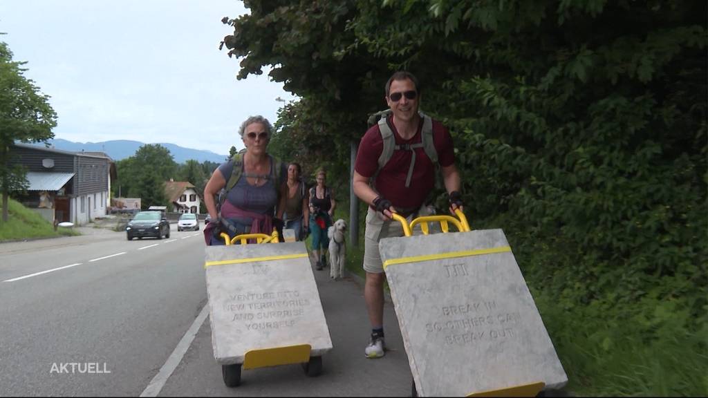 Fast wie Obelix: Freiwillige schleppen 100 Kilo schwere Brocken durch den Aargau