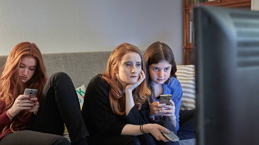 Im Fernsehen oder auf Youtube: Menschen werden ständig mit Werbung konfrontiert - fast jede dritte bewirbt klimaschädliche Waren. (Symbolbild)