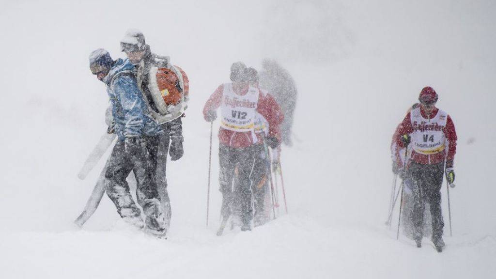 Pistenarbeiter kämpfen bei der Langlauf-Schweizermeisterschaft auf der Gerschnialp ob Engelberg OW gegen den Schnee.