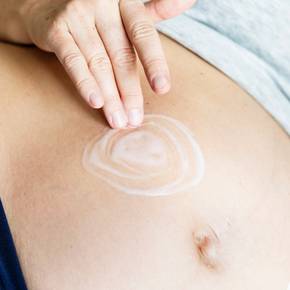 Drei Hebammen und eine Frauenärztin begleiten Familien durch Schwangerschaft