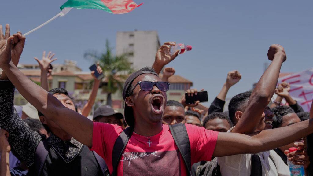 Ein Demonstrant ruft während einer Demonstration, die den Rücktritt von Präsident Andry Rajoelina fordert, in Antananarivo. Foto: Brian Inganga/AP/dpa